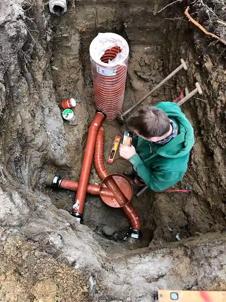 Kloakmester laver sandfangsbrønd / rensebrønd